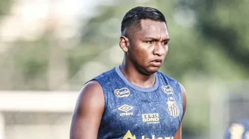 Morelos em campo com a camisa do Peixe.
