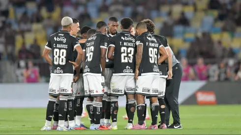 Jogadores do Vasco antes na partida contra Fluminense no estadio Maracana pelo campeonato Copa Do Brasil 2025. Foto: Thiago Ribeiro/AGIF