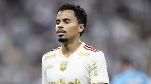 Allan jogador do Flamengo durante partida contra o Ceara no estadio Arena Castelao pelo campeonato Brasileiro A 2025. Foto: Baggio Rodrigues/AGIF