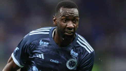 Bolasie em campo pela Raposa. Foto: Gilson Lobo/AGIF