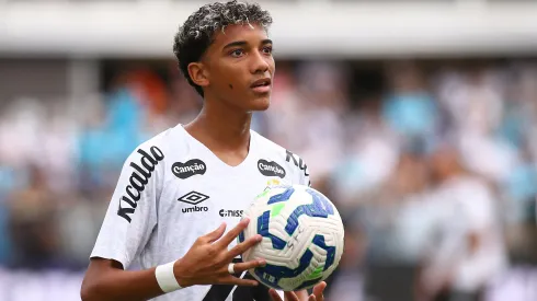 Robinho Jr, jogador do Santos, durante aquecimento antes da partida contra o Cruzeiro no estadio Vila Belmiro pelo campeonato Brasileiro A 2025. Foto: Mauricio De Souza/AGIF