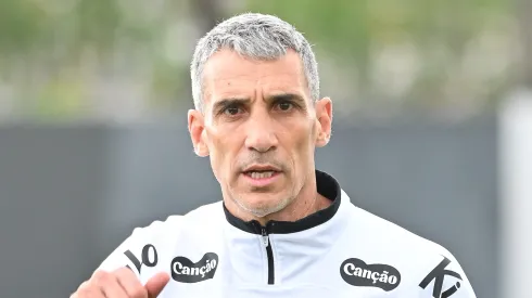 Vojvoda durante treino no CT Rei Pelé. Foto: Jota Erre/AGIF