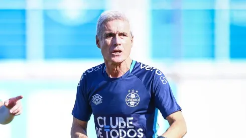 Luís Castro durante o primeiro dia de treinos de 2026. Foto: Lucas Uebel | Grêmio FBPA