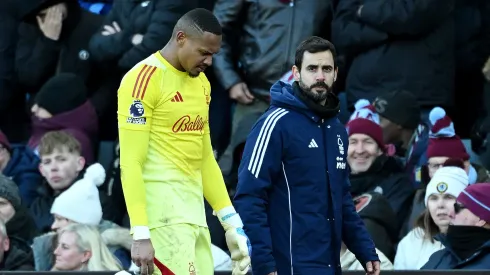 John saiu lesionado e chorando. (Photo by Clive Mason/Getty Images)