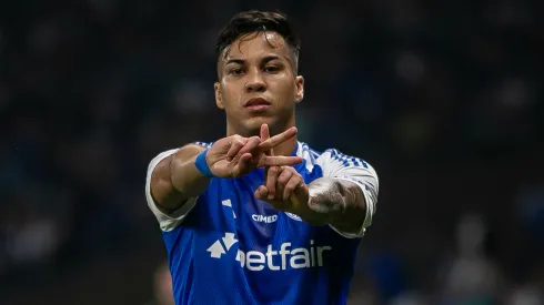 Kaio Jorge, jogador do Cruzeiro, comemora seu gol durante partida contra o Flamengo no estádio Mineirão pelo campeonato Brasileiro A 2025. Foto: Fernando Moreno/AGIF