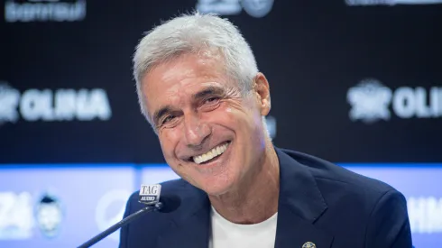 Luis Castro fala aos jornalistas durante sua apresentacao oficial como tecnico do Gremio em coletiva de imprensa realizada no Arena do Gremio. Foto: Maxi Franzoi/AGIF