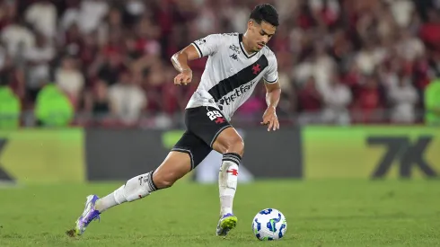 Lucas Oliveira jogador do Vasco durante partida contra o Flamengo no estadio Maracana pelo campeonato Brasileiro A 2025. Foto: Thiago Ribeiro/AGIF