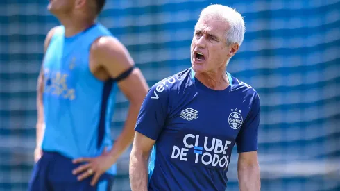 Luís Castro comanda treino no CT Luiz Carvalho