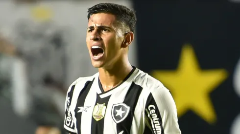 David Ricardo, jogador do Botafogo deixa o campo comemorando a vitoria apos partida contra o Santos no estadio Vila Belmiro pelo campeonato Brasileiro A 2025. Foto: Jota Erre/AGIF