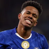 Técnico do Chelsea vira alvo por atitude contra ex-Palmeiras Estêvão em empate com o City