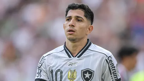 Savarino jogador do Botafogo durante partida contra o Fluminense no estadio Maracana pelo campeonato Brasileiro A 2025. Foto: Thiago Ribeiro/AGIF