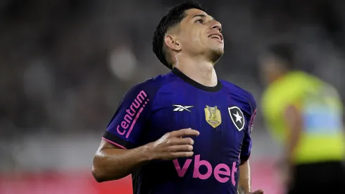 Savarino, jogador do Botafogo, durante partida contra o Gremio no estadio Engenhao pelo campeonato Brasileiro A 2025. Foto: Alexandre Loureiro/AGIF