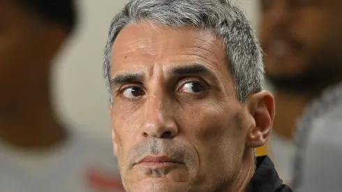 Juan Plabo Vojvoda, técnico do Santos, durante partida contra o Vitoria no estadio Vila Belmiro pelo campeonato Brasileiro A 2025. Foto: Jota Erre/AGIF