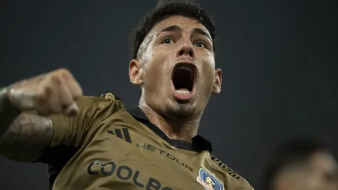 Saldivia em ação pelo Colo-Colo