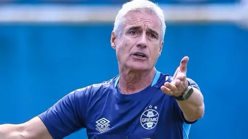 Luis Castro em ação durante treino do Grêmio