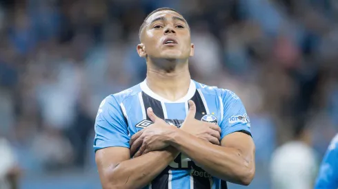 Carlos Vinicius, jogador do Grêmio, comemora seu gol durante partida contra o Palmeiras no estadio Arena do Gremio pelo campeonato Brasileiro A 2025. Foto: Maxi Franzoi/AGIF