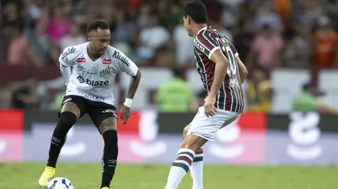 Ganso, jogador do Fluminense, disputa lance com Neymar jogador do Santos durante partida no estadio Maracana pelo campeonato Brasileiro A 2025. Foto: Jorge Rodrigues/AGIF