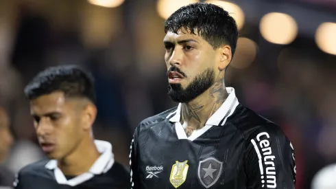 Alexander Barboza jogador do Botafogo lamenta durante partida contra o Bragantino no estadio Cicero De Souza Marques pelo campeonato Copa Do Brasil 2025