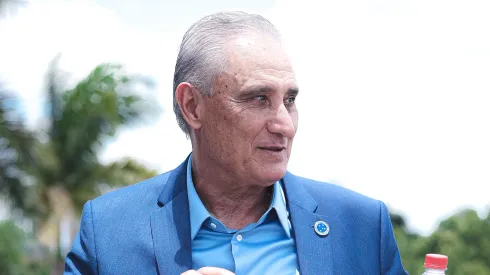 Tite durante treinamento na Toca da Raposa