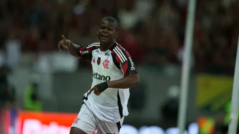 Douglas jogador do Flamengo comemora seu gol durante a partida contra o Sport na Arena de Pernambuco, pelo Campeonato Brasileiro A 2025. Foto: Marlon Costa/AGIF