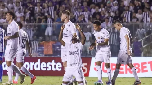 Dieguinho celebra gol diante do CSA