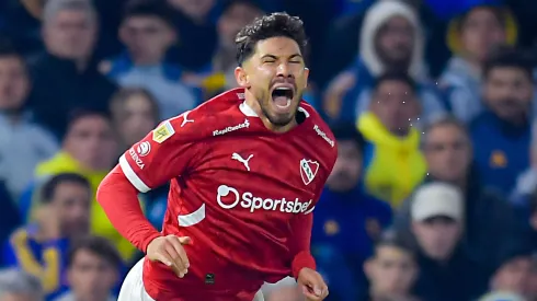 Felipe Loyola, volante do Independiente em partida pelo campeonato argentino (Foto: Marcelo Endelli/Getty Images)