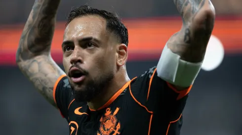 Maycon jogador do Corinthians comemoram vitória ao final da partida contra o Atlético-MG. Foto: Joisel Amaral/AGIF