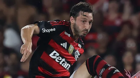 Com pouca minutagem no Flamengo, Viña foi emprestado ao River Plate