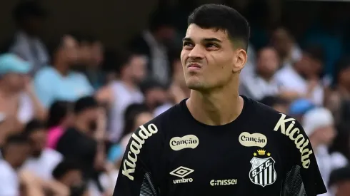 Gabriel Brazão em campo pelo Santos. Foto: Jota Erre/AGIF