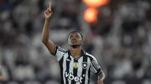 Jeffinho em campo com a camisa do Botafogo em 2025