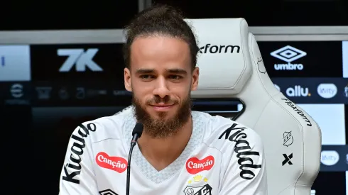 Billal Brahimi em sua apresentação pelo Santos. Foto: Jota Erre/AGIF