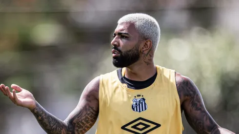 Gabigol treinando com o colete dos treservas