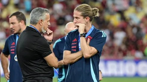 RJ – RIO DE JANEIRO – 22/02/2025 – CARIOCA 2025, FLAMENGO X MARICA -Filipe Luiz e Jose boto tecnico e dirigente do Flamengo comemoram titulo de campeao apos partida contra o Marica no estadio Maracana pela decisao do campeonato Carioca 2025. Foto: Thiago Ribeiro/AGIF