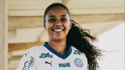 Taty Sena posa com a camisa tricolor – Foto: Letícia Martins/Bahia