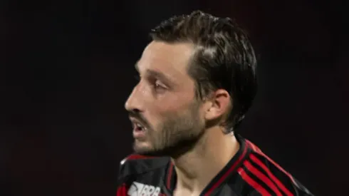 Jorginho jogador do Flamengo e Vina jogador da sua equipe durante partida contra o Atletico-MG no estadio Maracana pelo campeonato Brasileiro A 2025. Foto: Jorge Rodrigues/AGIF