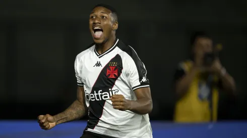 Leandrinho, jogador do Vasco, comemora seu gol durante partida contra o Sao Paulo no estadio Sao Januario pelo campeonato Brasileiro A 2024. Foto: Jorge Rodrigues/AGIF