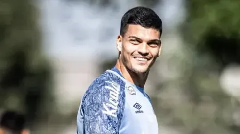 Gabriel Brazão desejou boa sorte para goleira das Sereias – Foto: Raul Baretta/Santos