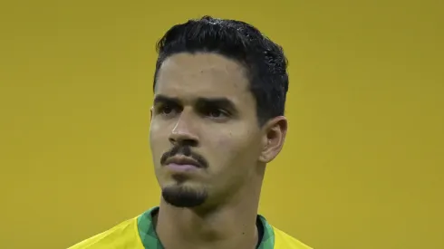 Lucas Veríssimo durante partida pela Seleção. Foto: Pedro Vilela/Getty Images