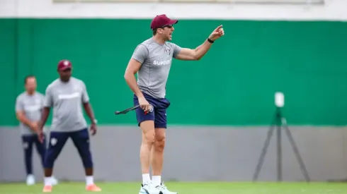 Zubeldía dá instruções durante treinamento do Fluminense — Foto Marcelo Gonçalves Fluminense FC
