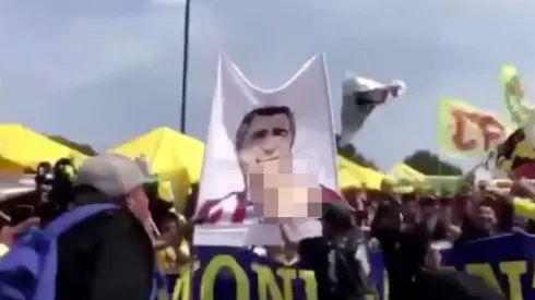 La porra de América cargó con todo contra el presidente de Chivas, Jorge Vergara.