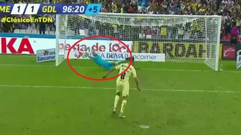 Raúl Gudiño voló para detener el lanzamiento de Mateus Uribe