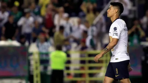 Felipe Mora le ganó de cabeza a los dos centrales de Chivas / JAM Media