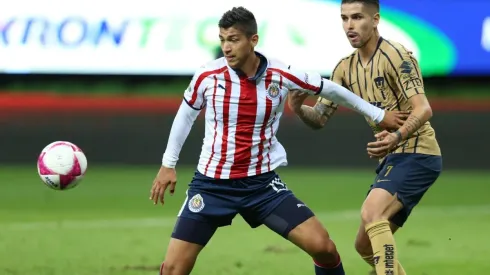 La derrota ante Pumas dejó a Chivas en una posición complicada / Getty Images