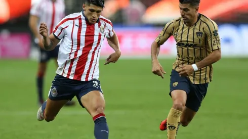 Chivas ha perdido sus dos últimos partidos ante Pumas / Getty Images