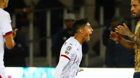 Alejandro Zendejas celebra el segundo tanto del Rebaño Sagrado / Chivas de Guadalajara