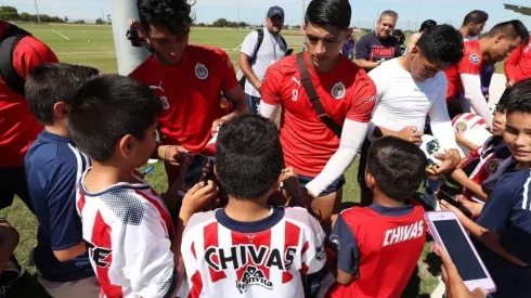 Alan Pulido firmando playeras de los pequeños chivahermanos / Chivas de Guadalajara