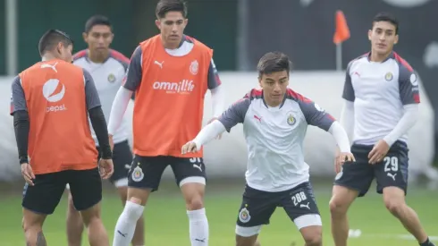 Chivas entrenó bajo la observación de sus aficionados en Verde Valle.