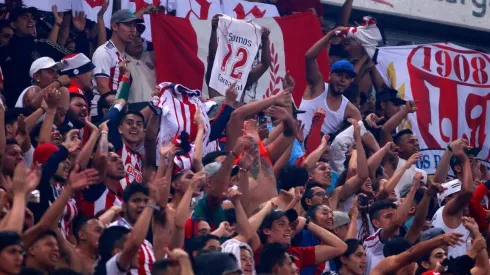 La afición de Chivas podrá comprar el nuevo jersey a partir de mañana.