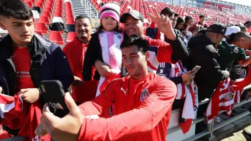 Los jugadores de Chivas atendieron a la afición en San Antonio