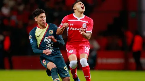 Vega (derecha) podría aterrizar en Chivas en diciembre